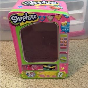 Shopkins storage tin comes with 10 random shopkins